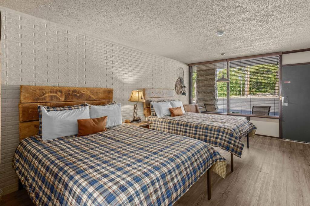 Stonegate Lodge 2 Queen Beds Fast Wifi 50" Tv Salt Water Pool Room #207 Eureka Springs Eksteriør bilde