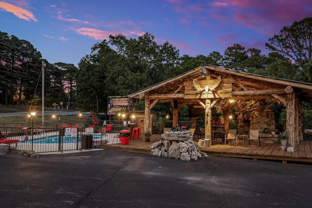 Stonegate Lodge 2 Queen Beds Fast Wifi 50" Tv Salt Water Pool Room #207 Eureka Springs Eksteriør bilde